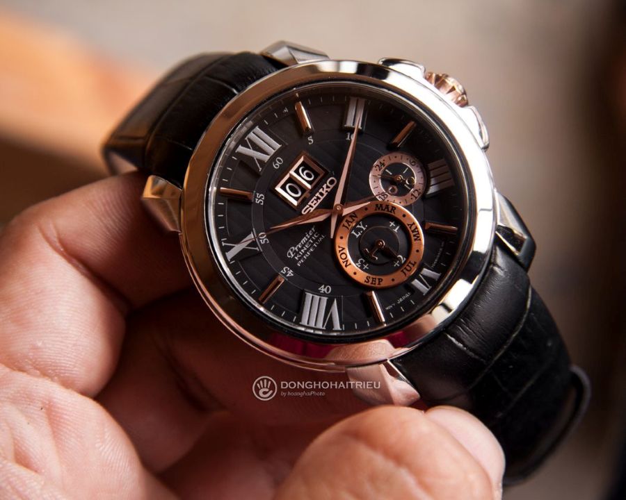 Mặt số màu đen trên đồng hồ cho bài "Đồng hồ kinetic là gì"