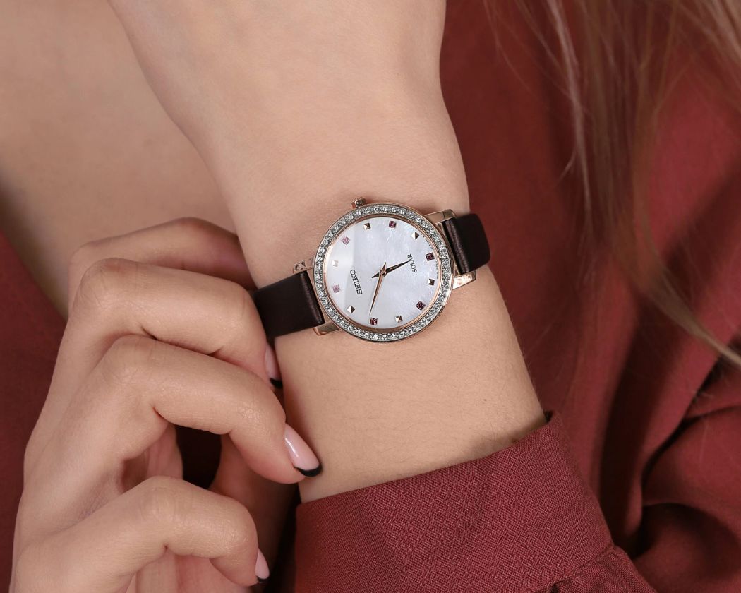 Đồng hồ Seiko nữ dây da SUP450P1 với những viên pha lê lấp lánh và đầy sang trọng