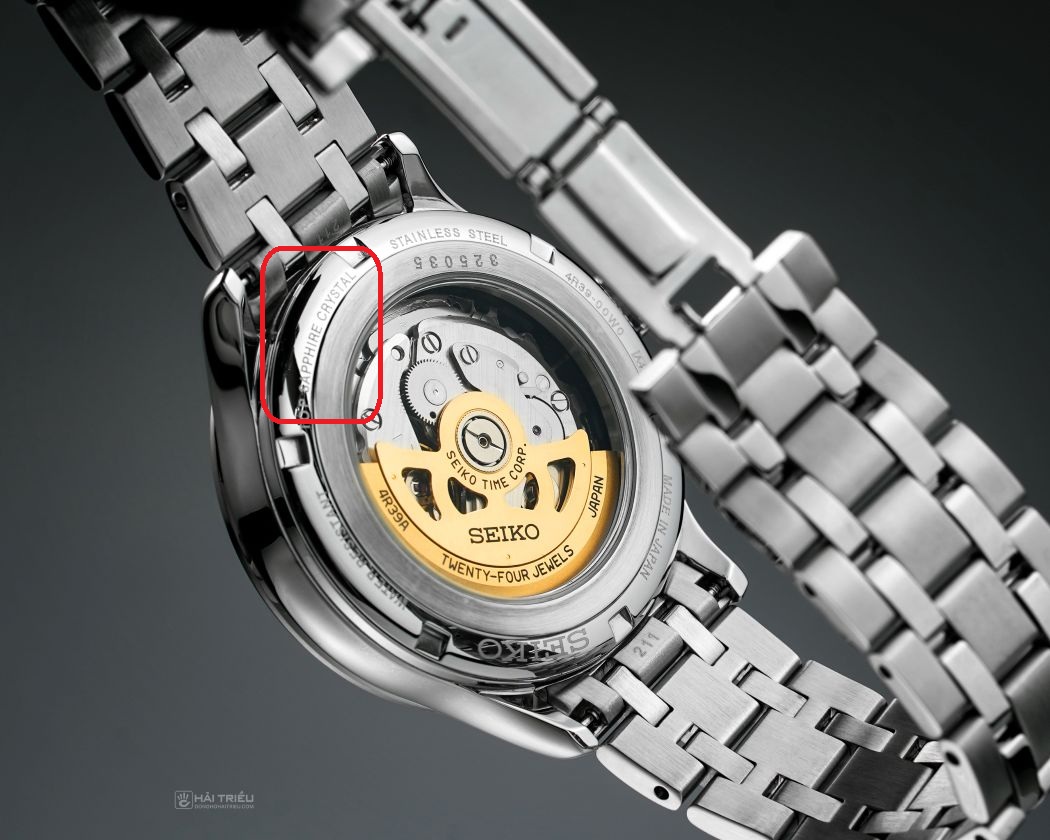 Ký hiệu nhận biết đồng hồ có kính Sapphire ngay trên mặt sau