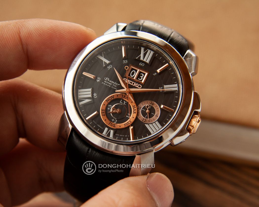 Dòng Seiko Kinetic mặt số đen cùng cọc số lớn, mạnh mẽ