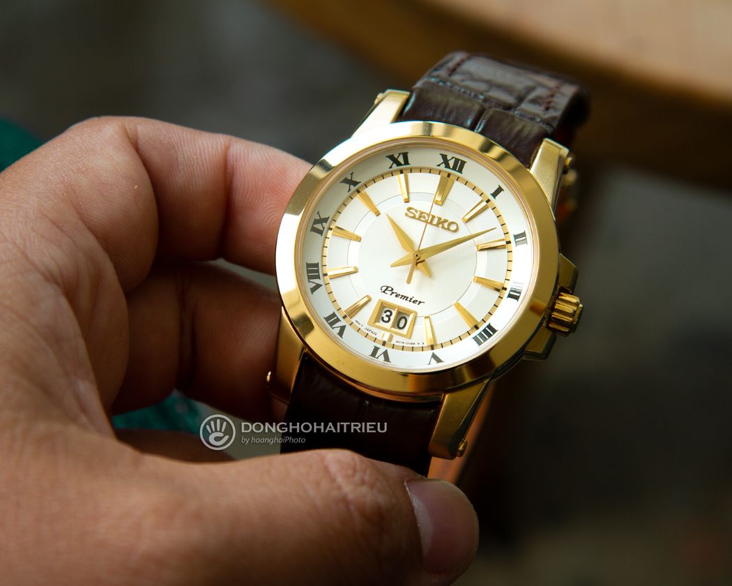 Mắt số đồng hồ Seiko vàng SUR018P1 cùng dây da dập vân thời thượng