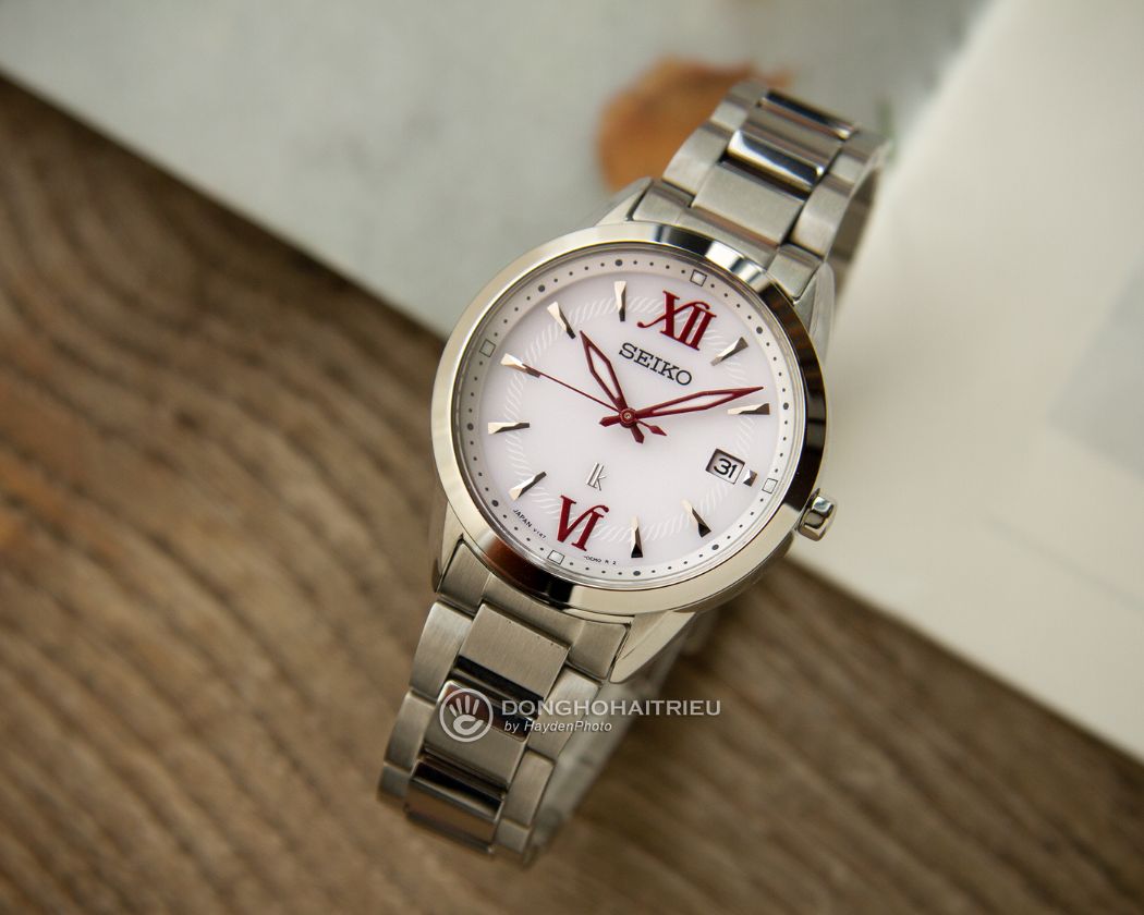 Đồng hồ Seiko SUT387J1 với mặt số trắng cùng dây kim loại sang trọng