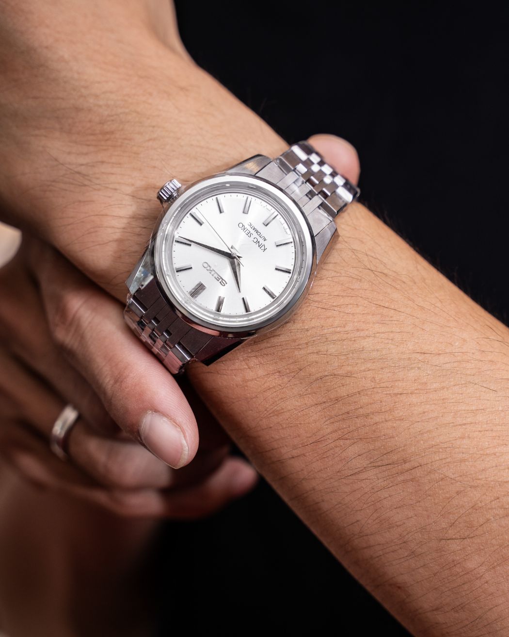 Dòng Seiko Sapphire với dây kim loại cùng mặt số trắng và cọc số bạc sang trọng