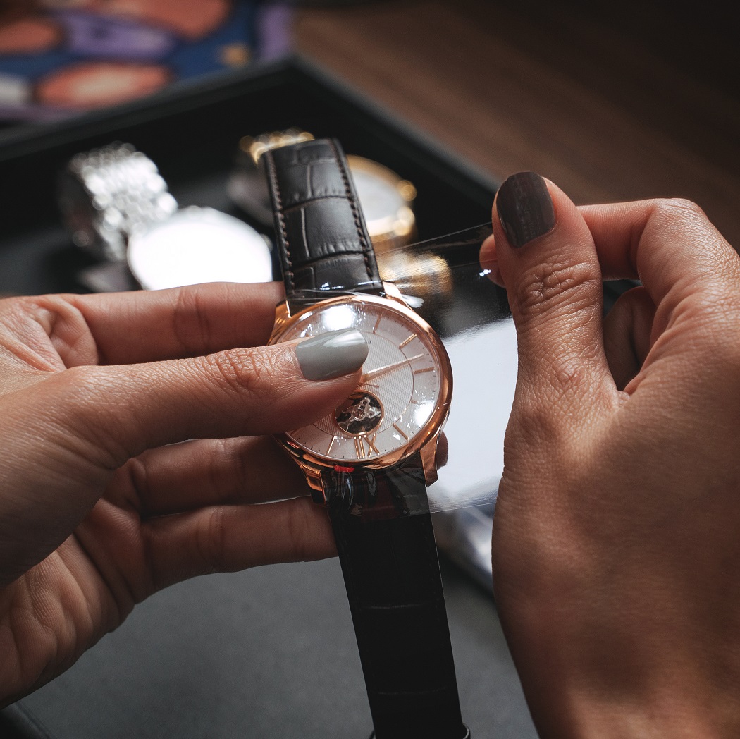 Đồng hồ Casio trước khi bán tại Hải Triều được QC và bọc nilon mỏng, hạn chế mồ hôi và trầy xước