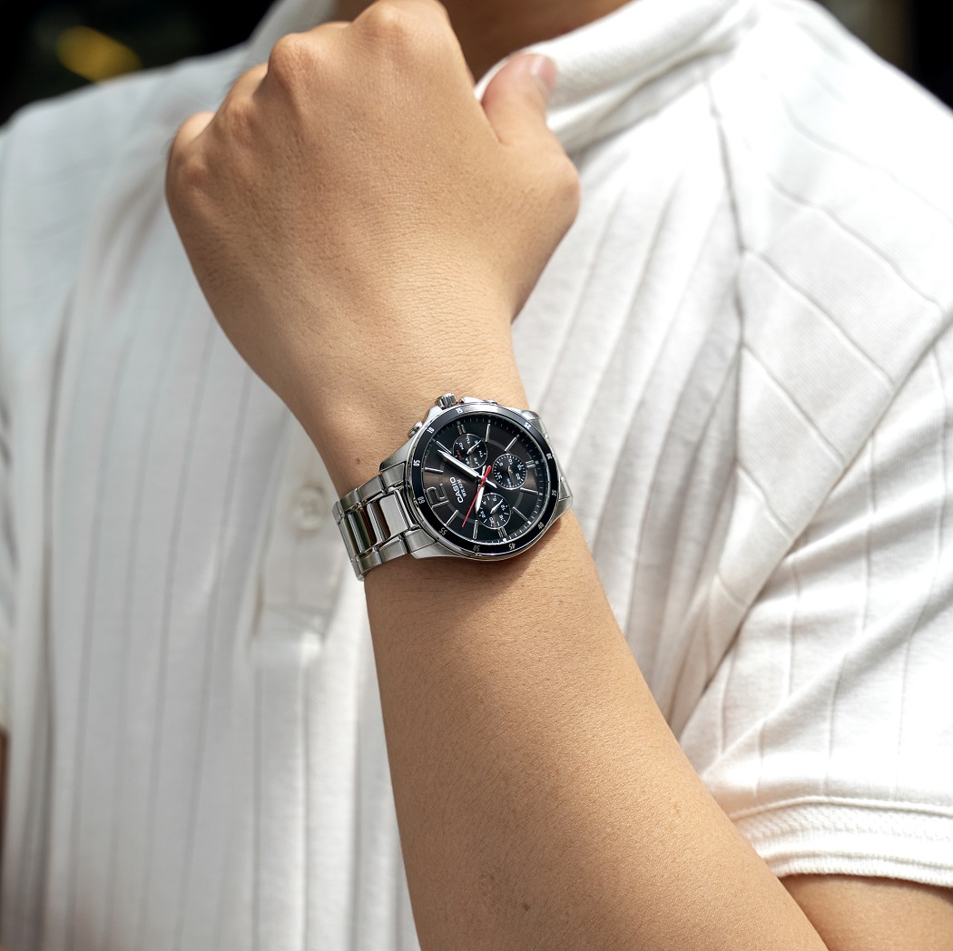 Trên tay là mẫu đồng hồ Casio MTP-1374 dây kim loại
