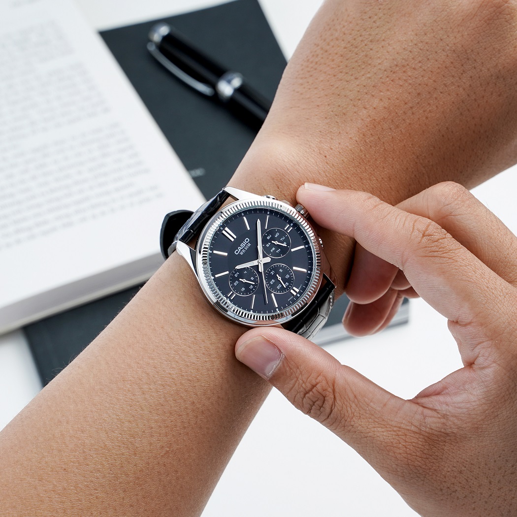Trên tay là mẫu đồng hồ Casio MTP dây da