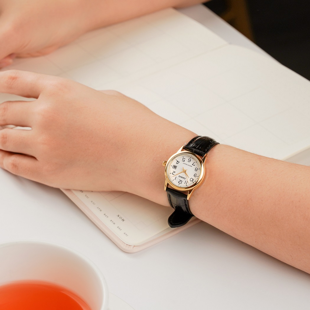 Đồng hồ Casio nữ dây da mặt tròn