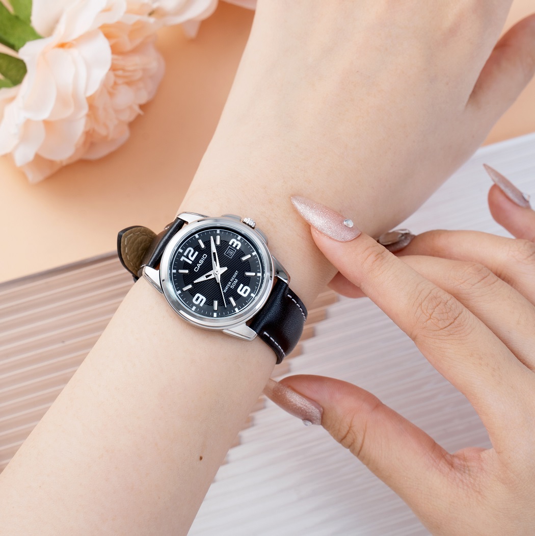 Đồng hồ Casio nữ dây da mặt tròn