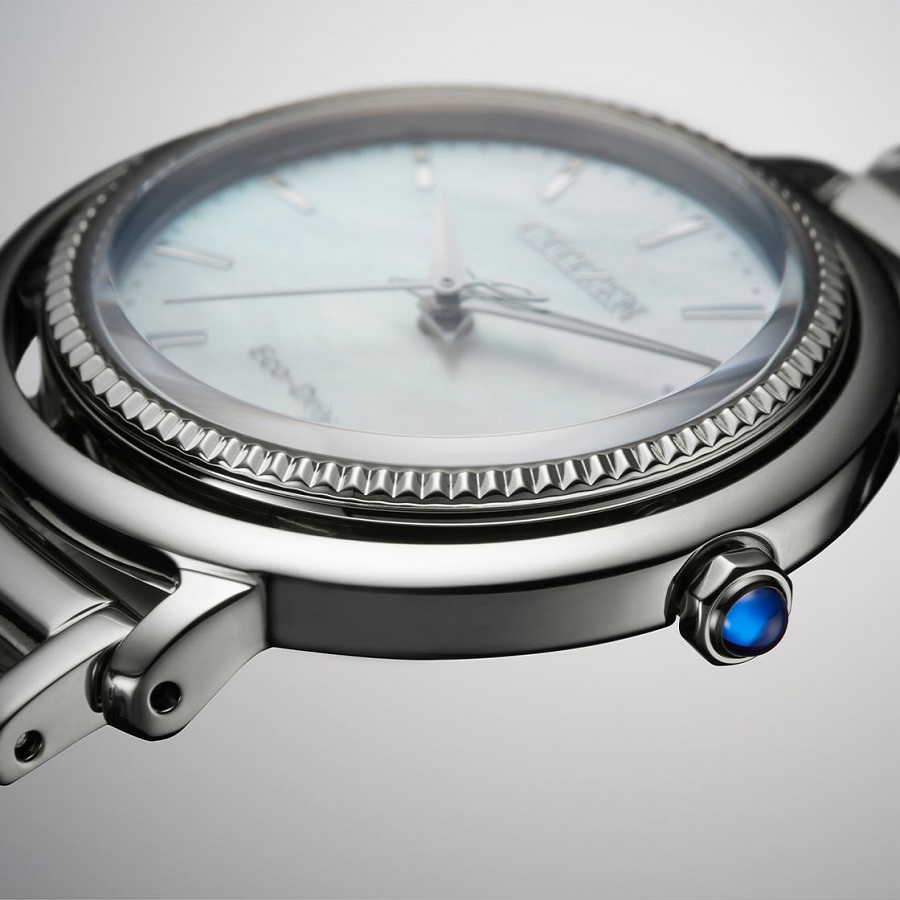 Citizen EM1100-84D sở hữu mặt số màu xanh lam ấn tượng như mặt biển