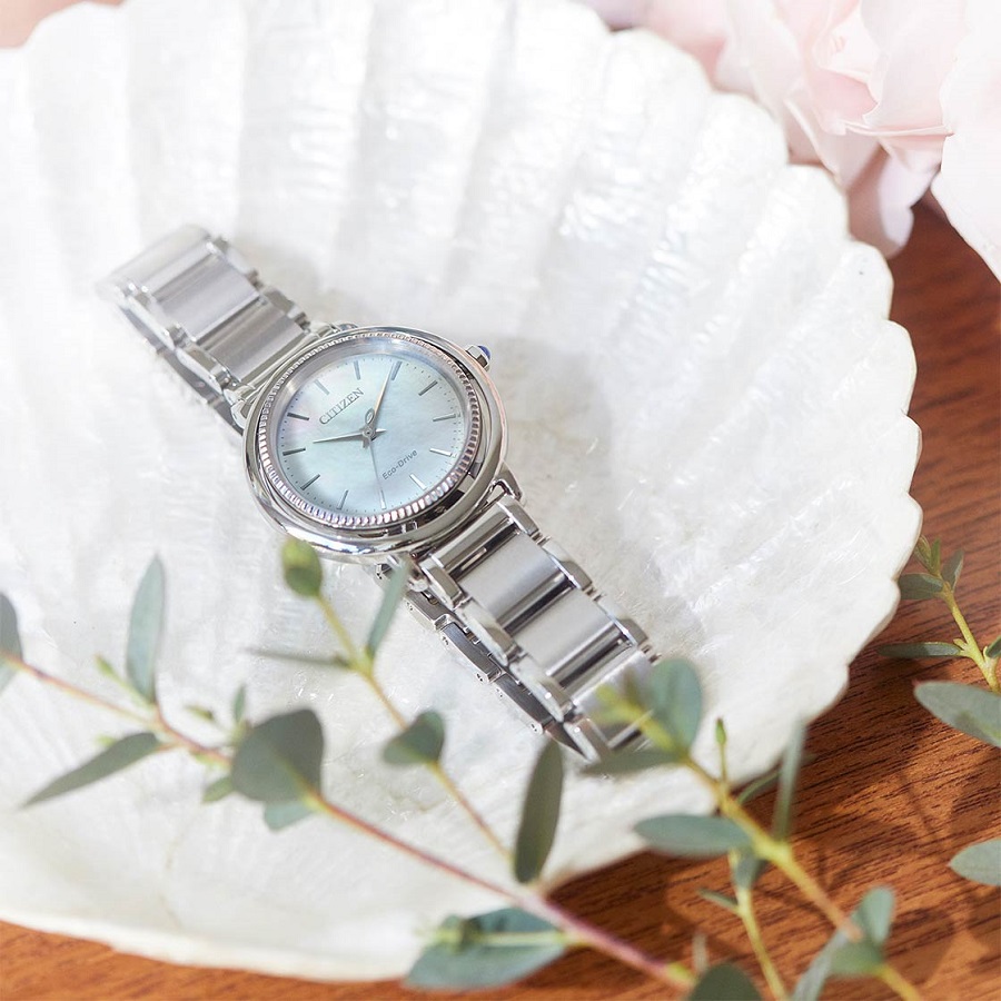 bộ máy Eco-Drive trên Citizen EM1100-84D có khả năng hoạt động tới 6 tháng