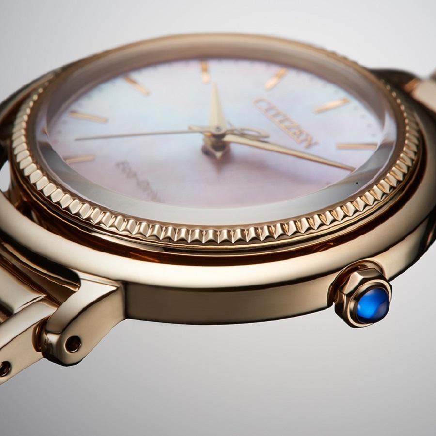 Citizen EM1103-86Y sở hữu mặt số khảm xà cừ màu vàng hồng