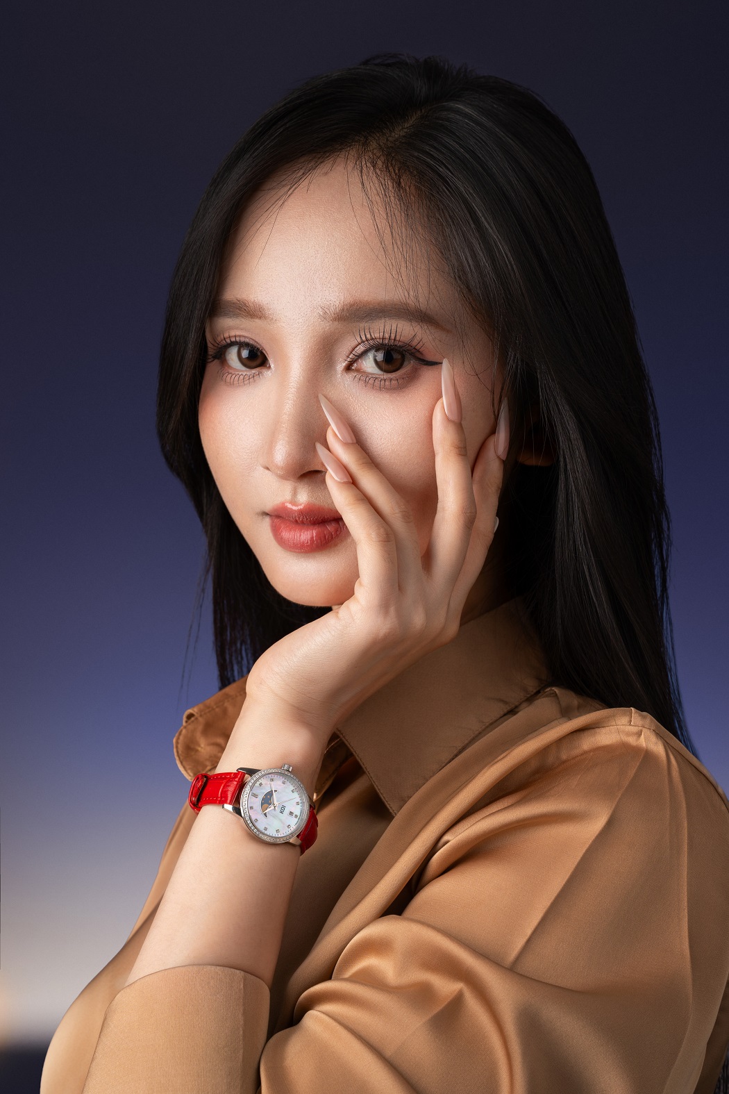 đồng hồ nữ dây da đỏ tượng trưng cho sự may mắn