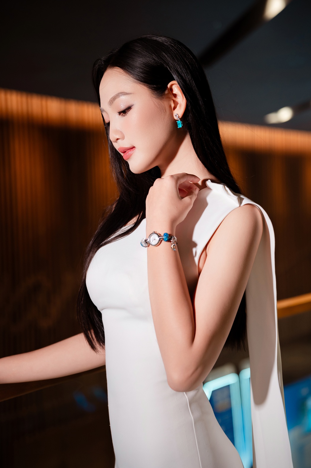 Diễn viên Minh Anh diện trên tay kiểu dáng Saga Charm trẻ trung, cá tính