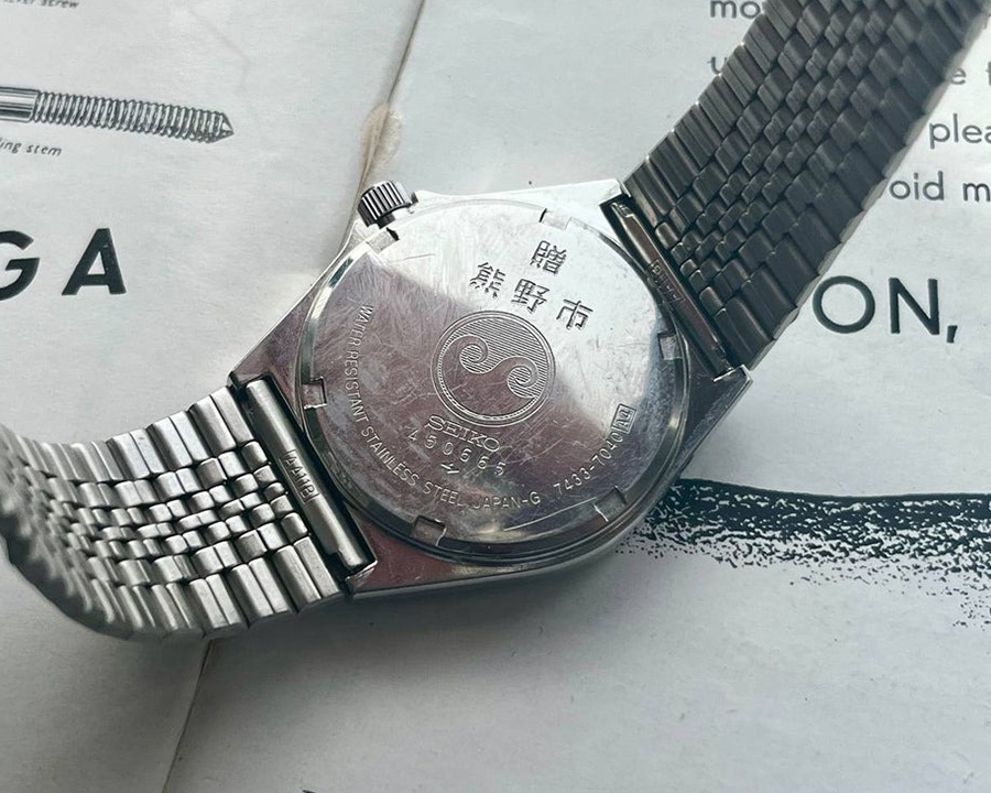 Mặt sau đồng hồ Seiko Chronos vintage với biểu tượng sóng biển thị khả năng chống nước