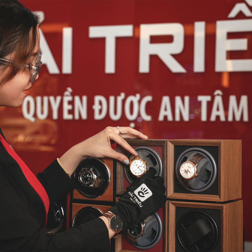 Đồng hồ cơ được đặt vào trong hộp xoay để lên cót mỗi ngày, đảm bảo vận hành đồng hồ ổn định