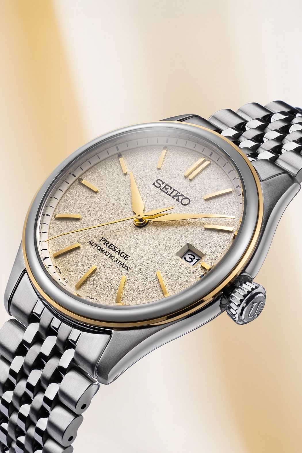 Seiko cũng bổ sung viền vàng PVD với cọc số và kim cho phiên bản của Presage Classic Series