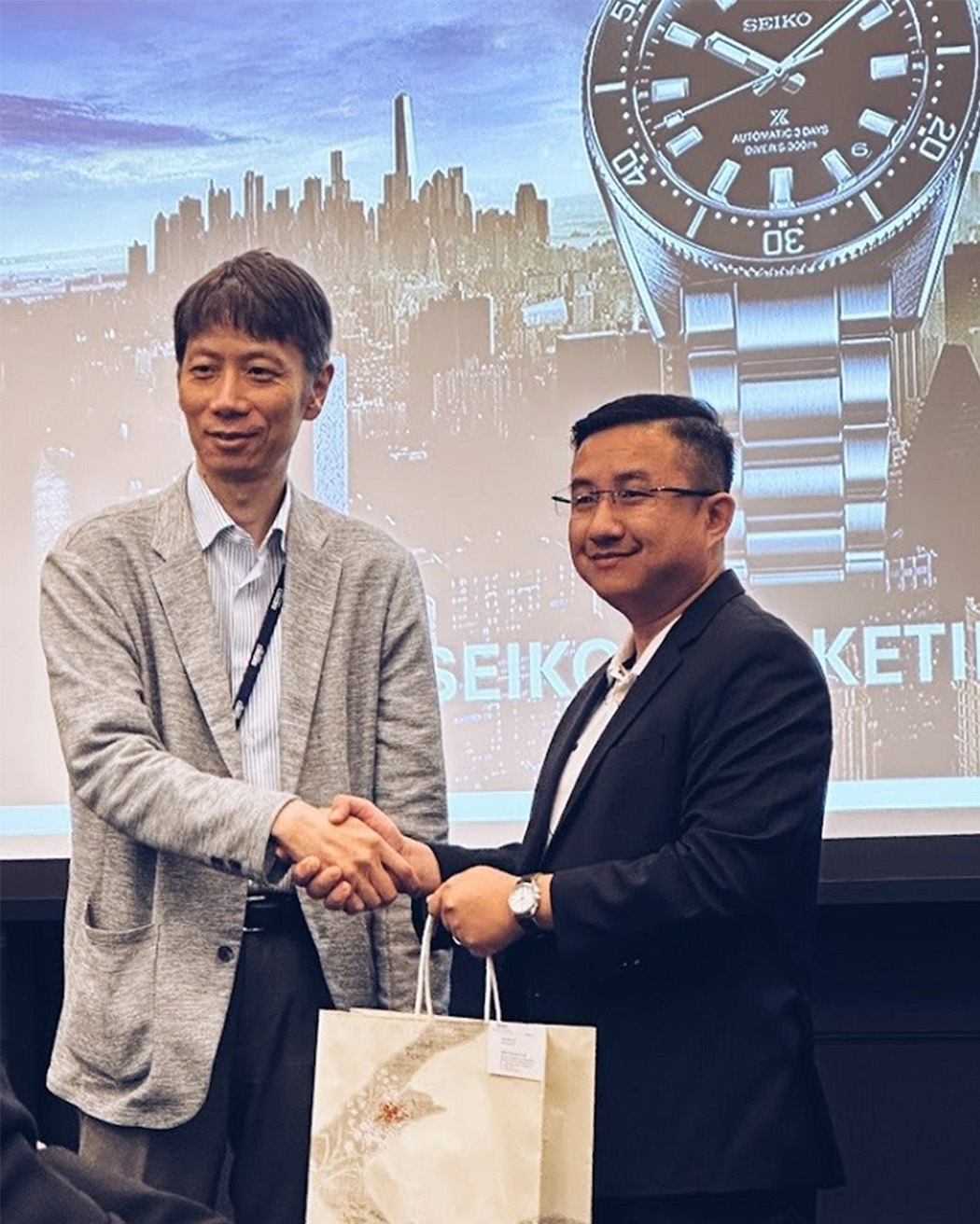 Đại diện Hải Triều bắt tay với ông akashi Aoki – Giám đốc điều hành (Managing Director) mới của Seiko Thái Lan