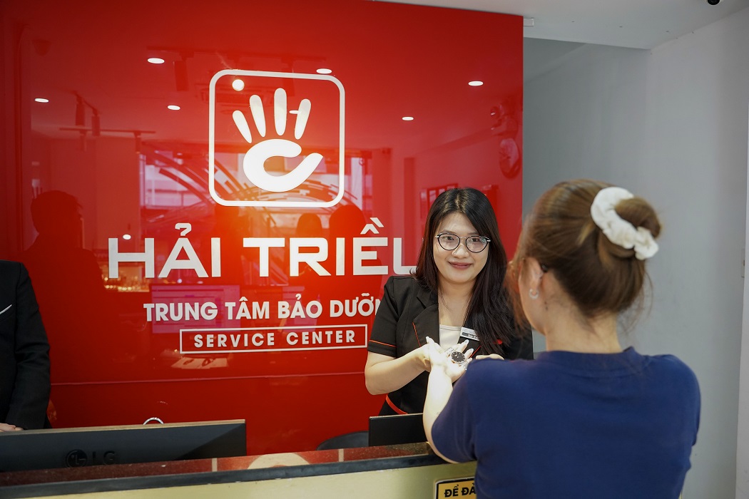 Khách hàng thay pin miễn phí tại Trung tâm Bảo dưỡng Hải Triều