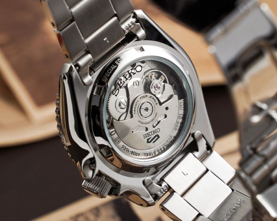 Phân biệt đồng hồ Seiko thật giả nhờ vào mã số Seri trên nắp sau