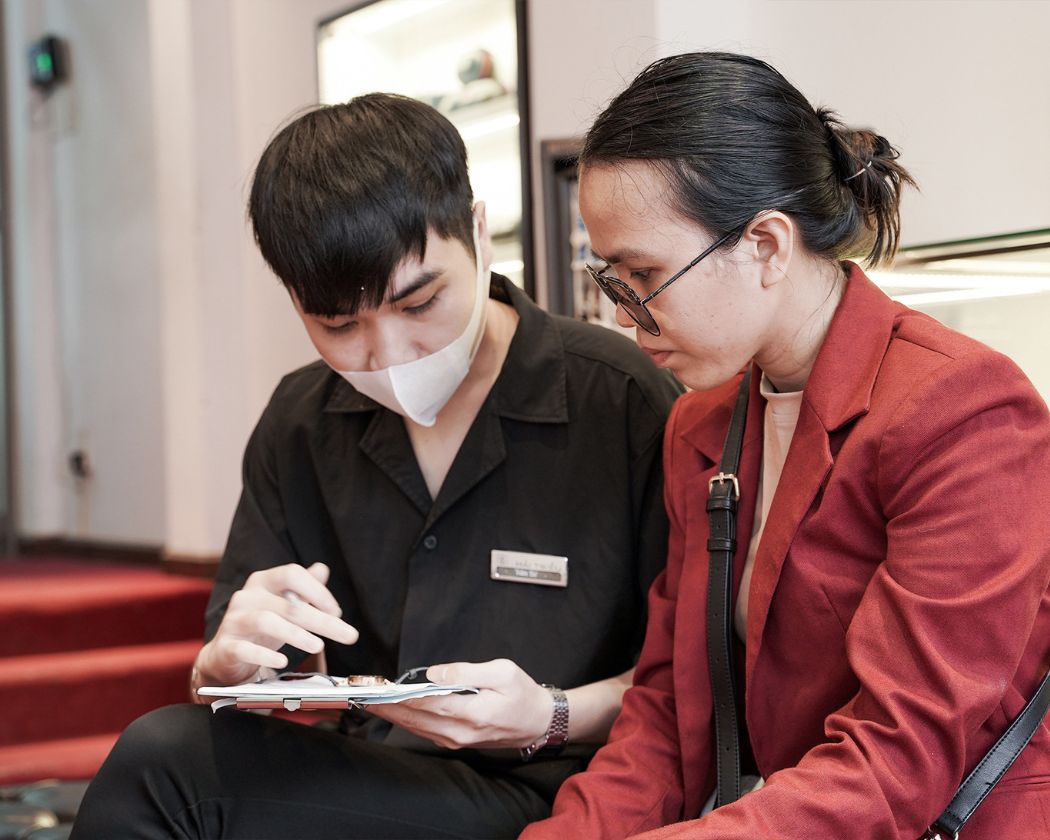 Nhân viên tư vấn mua đồng hồ cho khách hàng