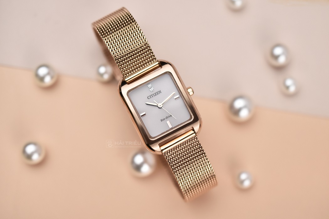 Đồng hồ mặt vuông nhỏ dây lưới - Citizen Eco-Drive EM0493-85P