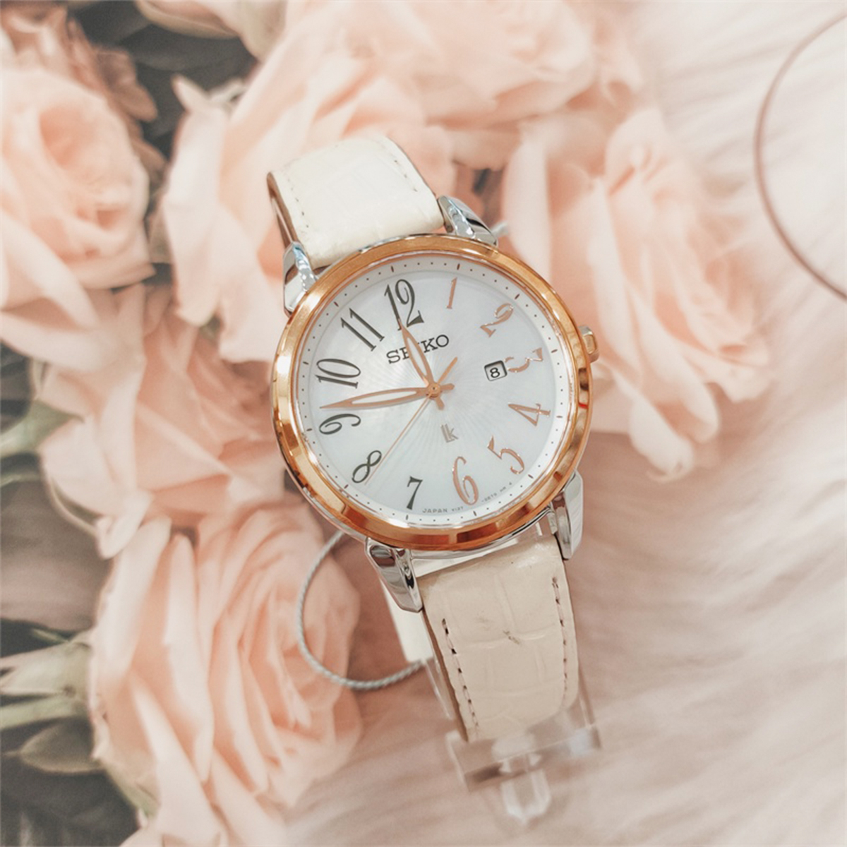 Đồng hồ Seiko Lukia SUT300J1 có tông màu hồng chủ đạo, tôn vin vẻ đẹp nữ tính