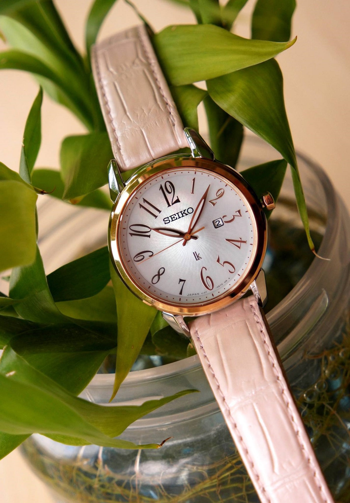 Seiko Lukia SUT300J1 khảm xà cừ màu xanh nhạt, thay đổi màu sắc theo góc nhìn