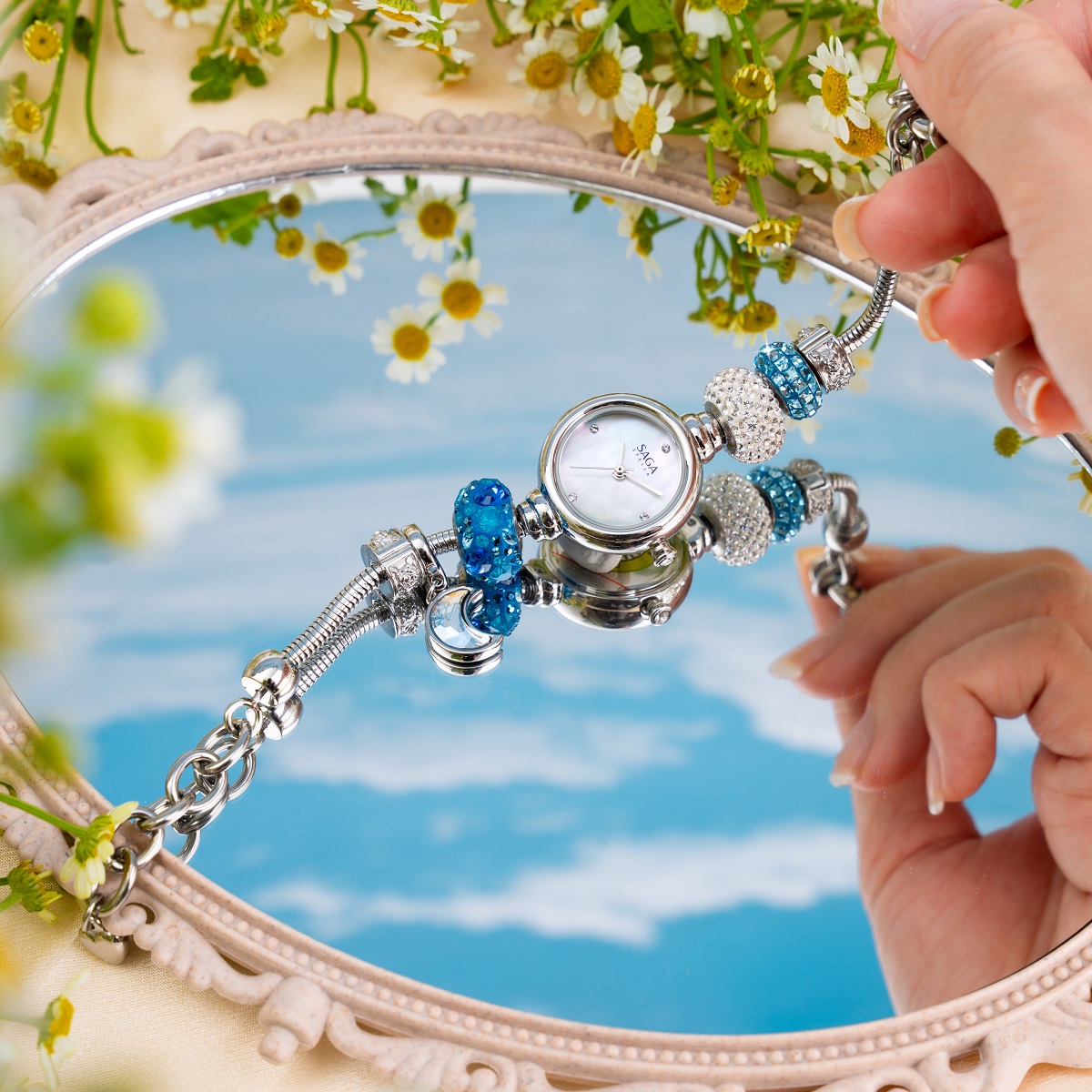 đồng hồ nữ đính đá dây kim loại kiểu vòng tay Saga Charm 53229-SVMWSV-8
