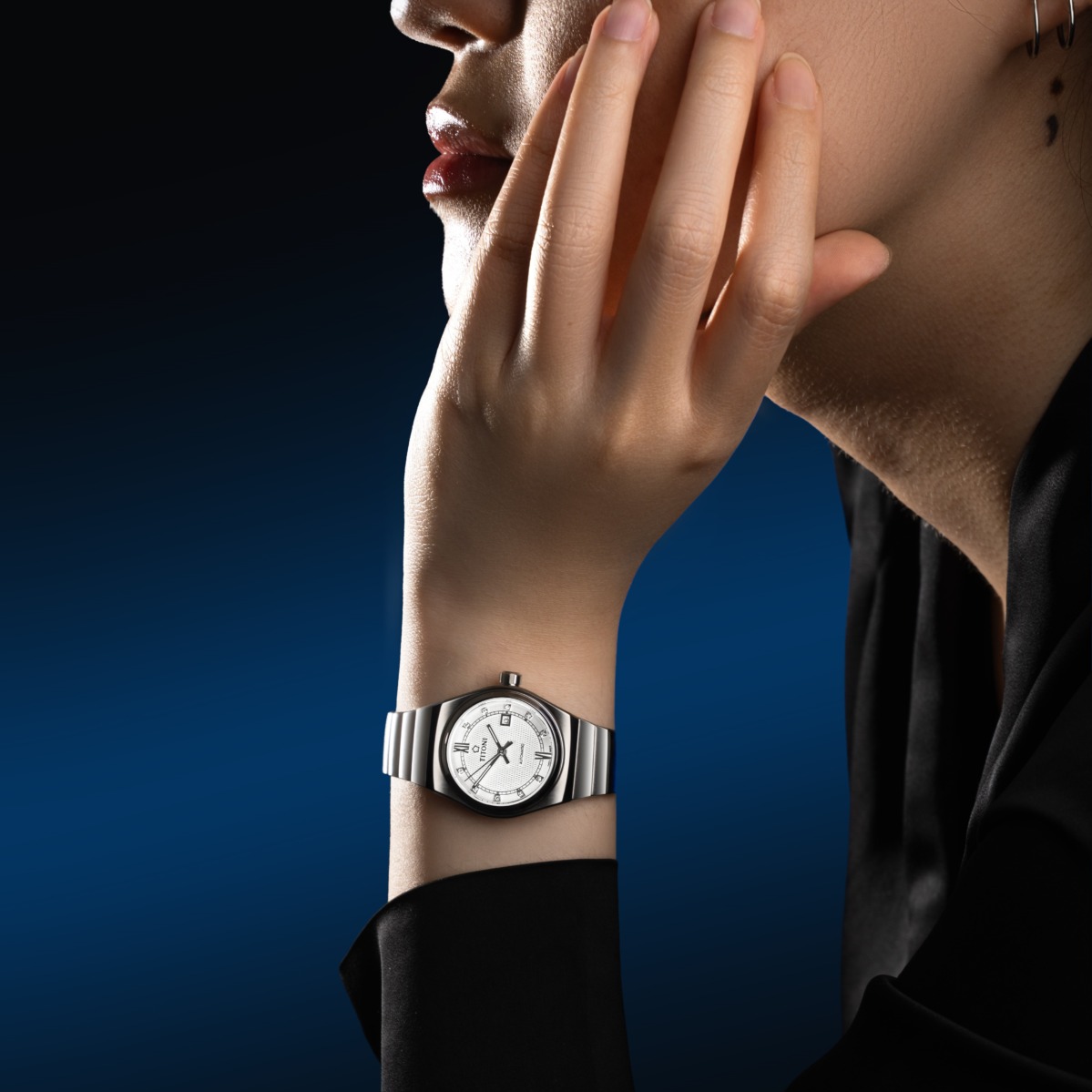 Mẫu Titoni Impetus Classic Star 23751 S-629 nhỏ nhắn 