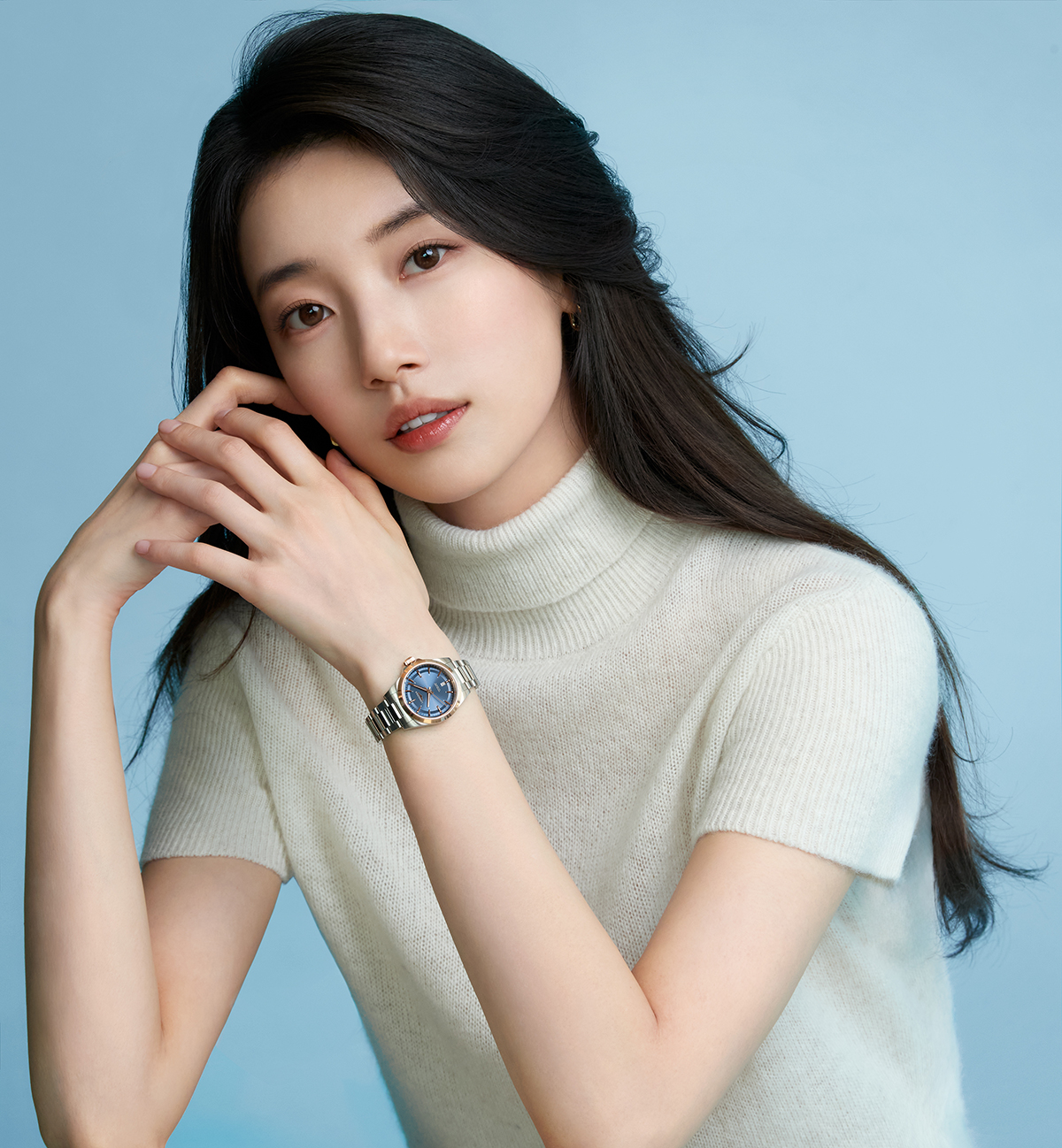 Suzy đeo một chiếc Longines Conquest mặt nhỏ dây kim loại thah lịch