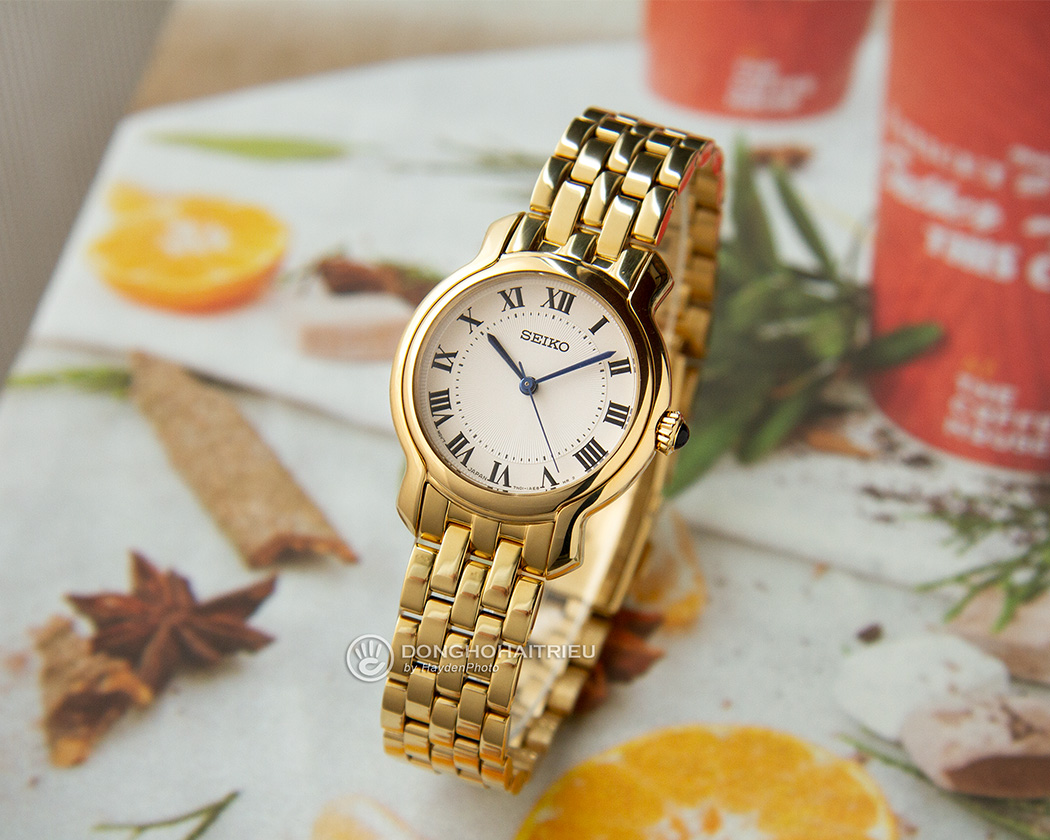 Phần mạ PVD giúp đồng hồ sáng lấp lánh, một chút màu sắc vintage sang trọng mà các quý cô hiện đại yêu thích.