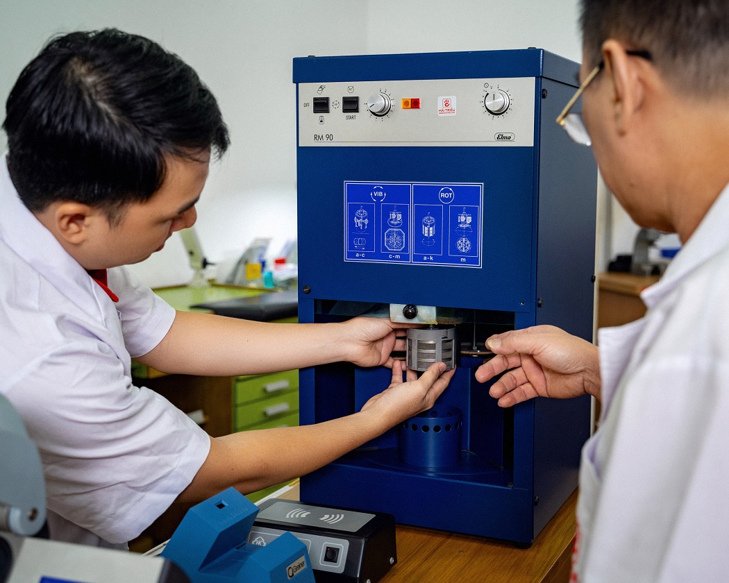 Hệ thống máy móc hiện đại tại Trung tâm sửa chữa và bảo hành Đồng Hồ Hải Triều
