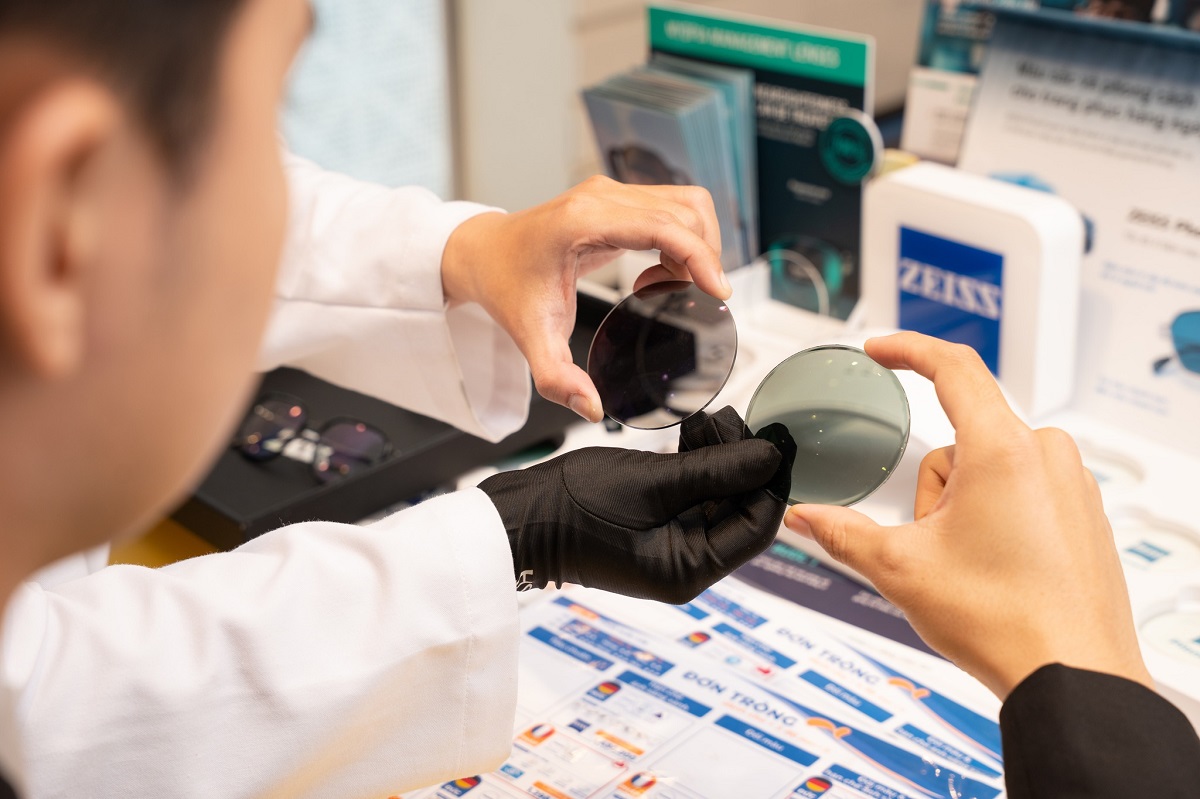 Khách hàng đang trải nghiệm các sản phẩm của Zeiss tại cửa hàng Kính Hải Triều