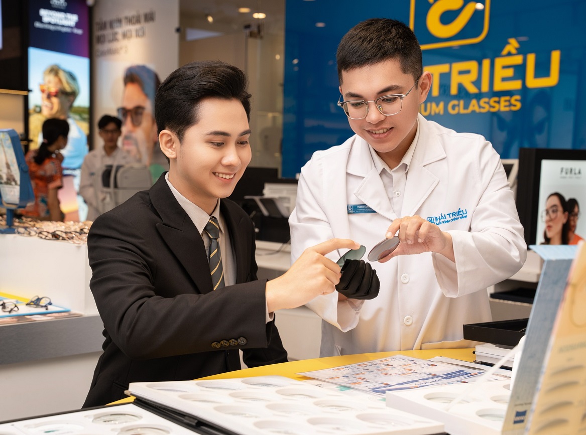 Đội ngũ kỹ thuật viên tại Kính Hải Triều