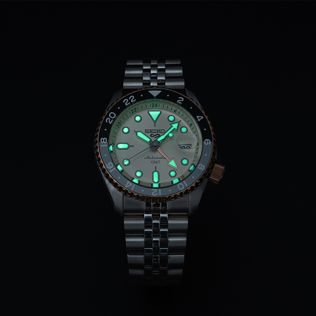 Seiko 5 SSK046K1 có dạ quang Lumibrite 