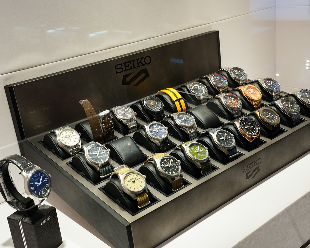 Đồng hồ Seiko 5 trưng bày trong tủ theo đúng tiêu chuẩn của hãng