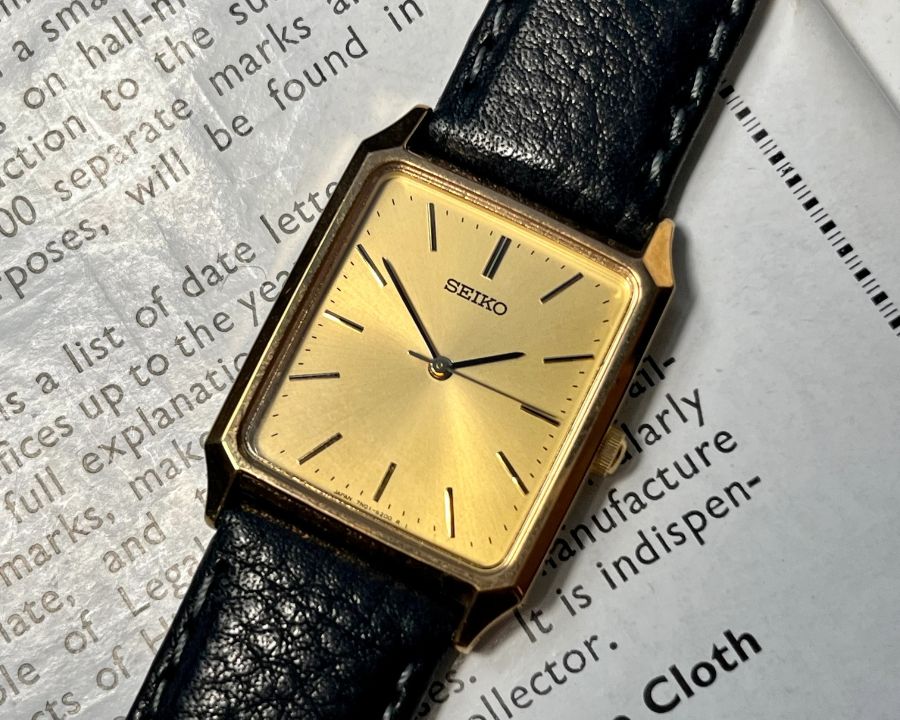 Đồng hồ Seiko Tank dây da dập vân đen, mặt số vàng