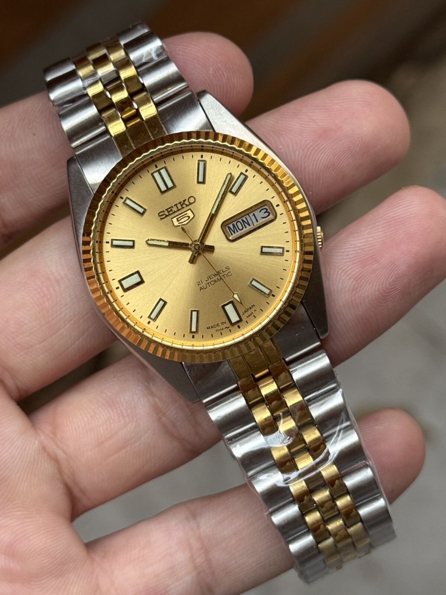 Seiko SNXJ92 sang trọng với thiết kế có điểm tương đồng với Rolex Datejust