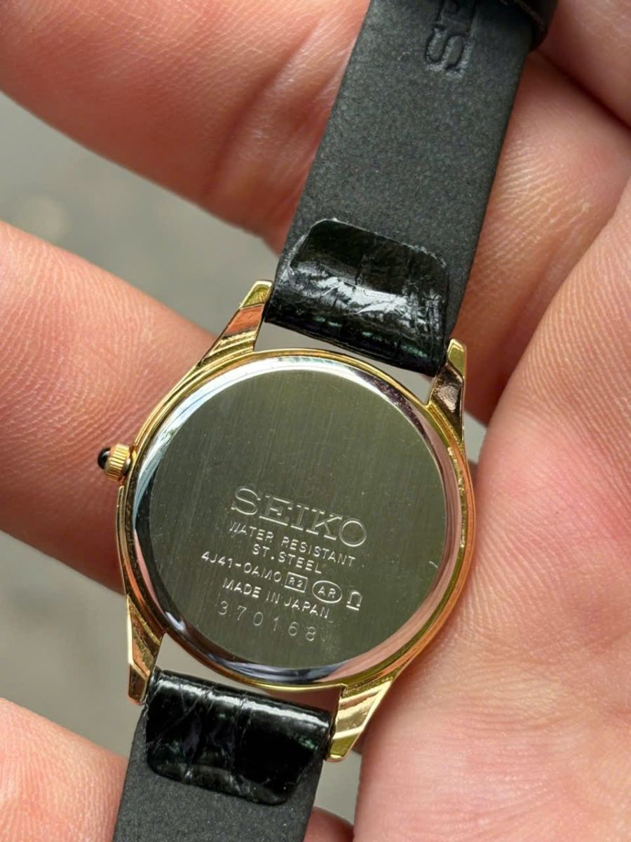 Mặt sau máy Quartz 4J41 của Seiko Exceline