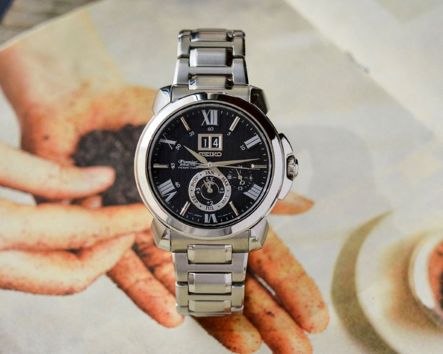 Seiko Perpetual Calendar mặt số đen, dây kim loại H-Links, cọc số màu bạc
