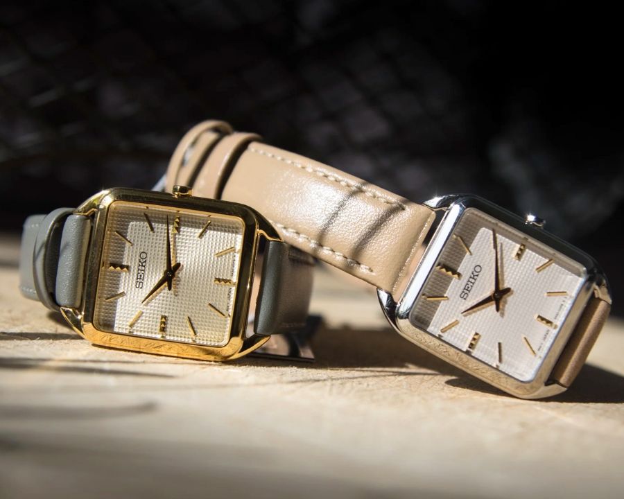 Seiko Tank thiết kế cọc số dạng vạch mạ vàng, cùng dây da be, đen