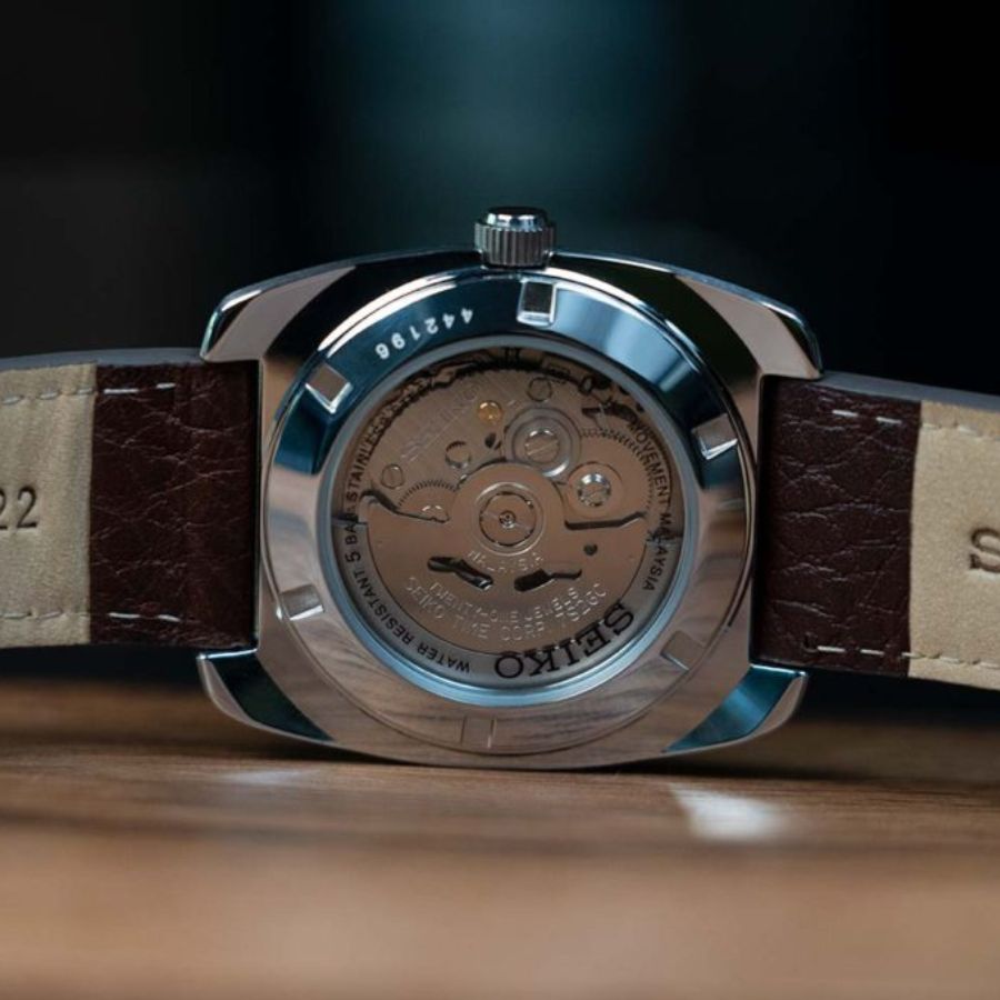 Mặt sau bộ máy lộ cơ 7S26 của Seiko Recraft