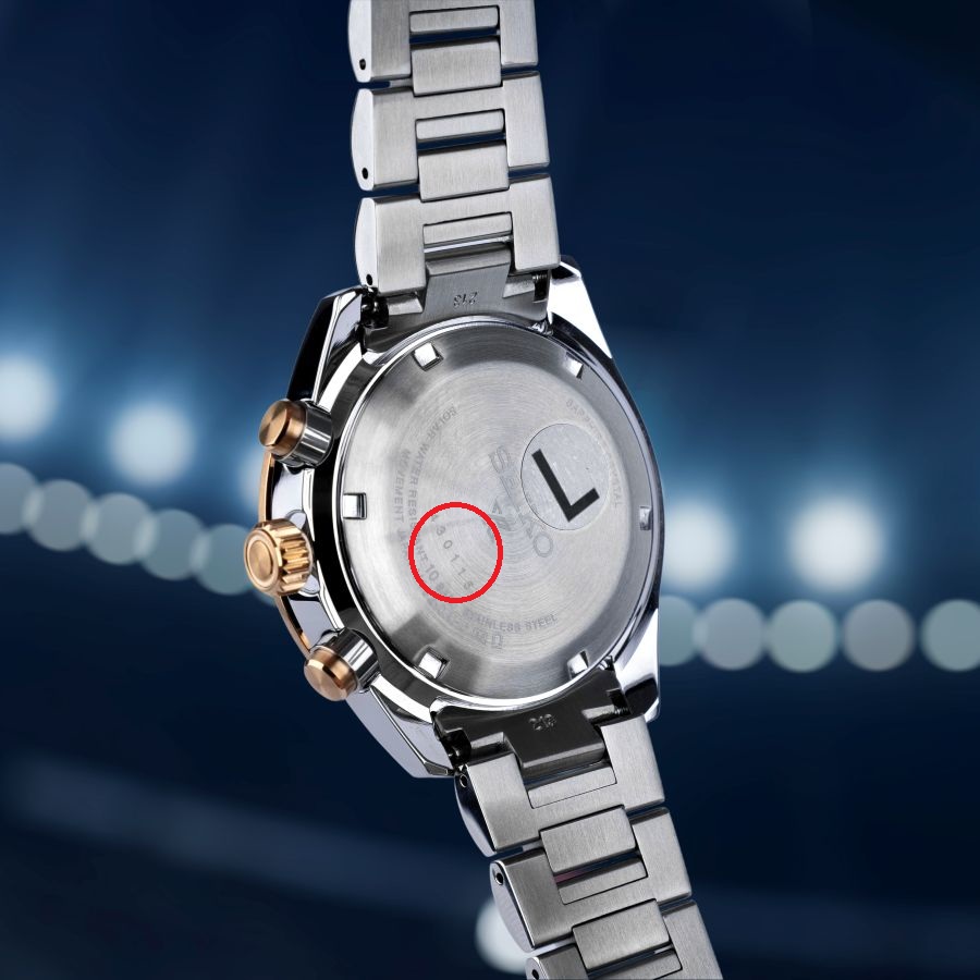 Tra số Seri đồng hồ Seiko ở vị trí gần trung tâm, gần đáy kính.
