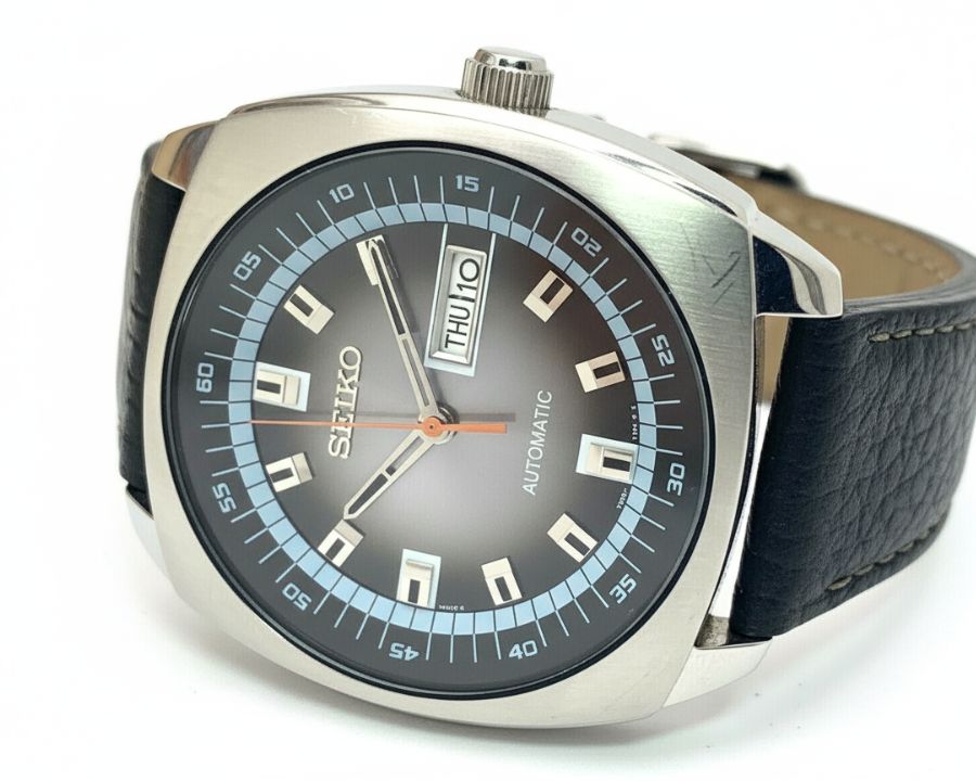 Seiko Recraft SNKN01 mặt số kiểu tay đua với kim, cọc số và viền giống mặt điều khiển của xe