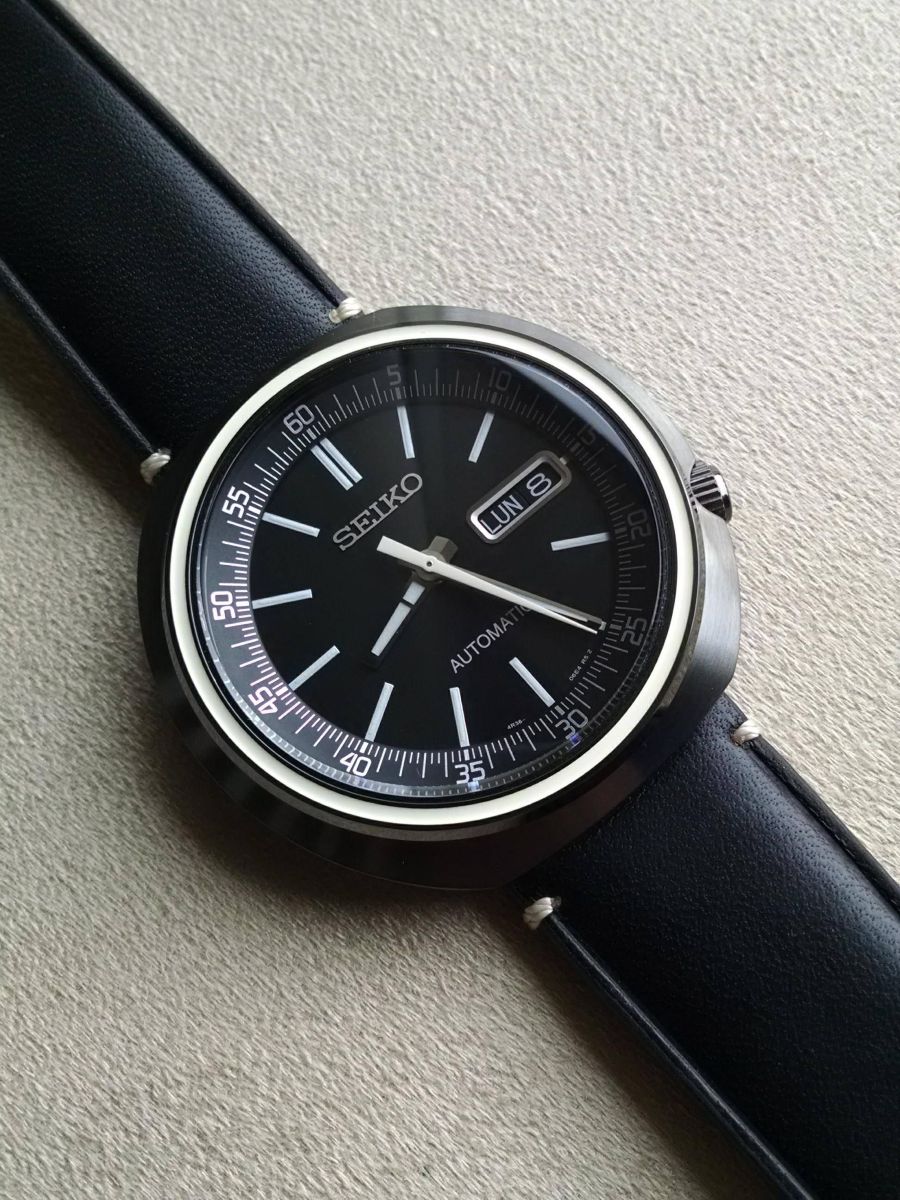 Seiko Recraft SRPC15 tổng thể huyền bí với màu đen tuyền