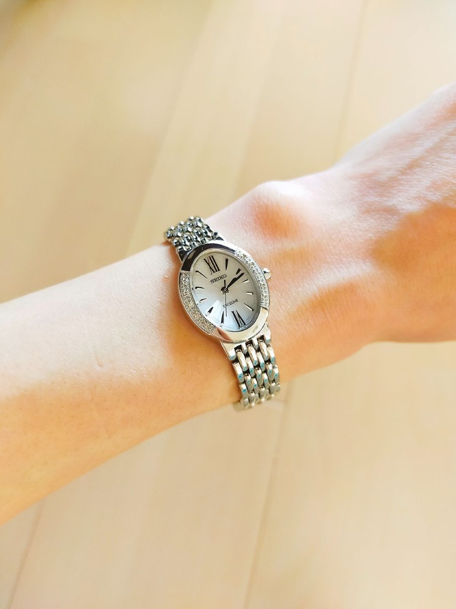 Seiko Execeline nữ phiên bản hiện đại sau năm 2000 với thiết kế thanh lịch, bóng bẩy của kim loại