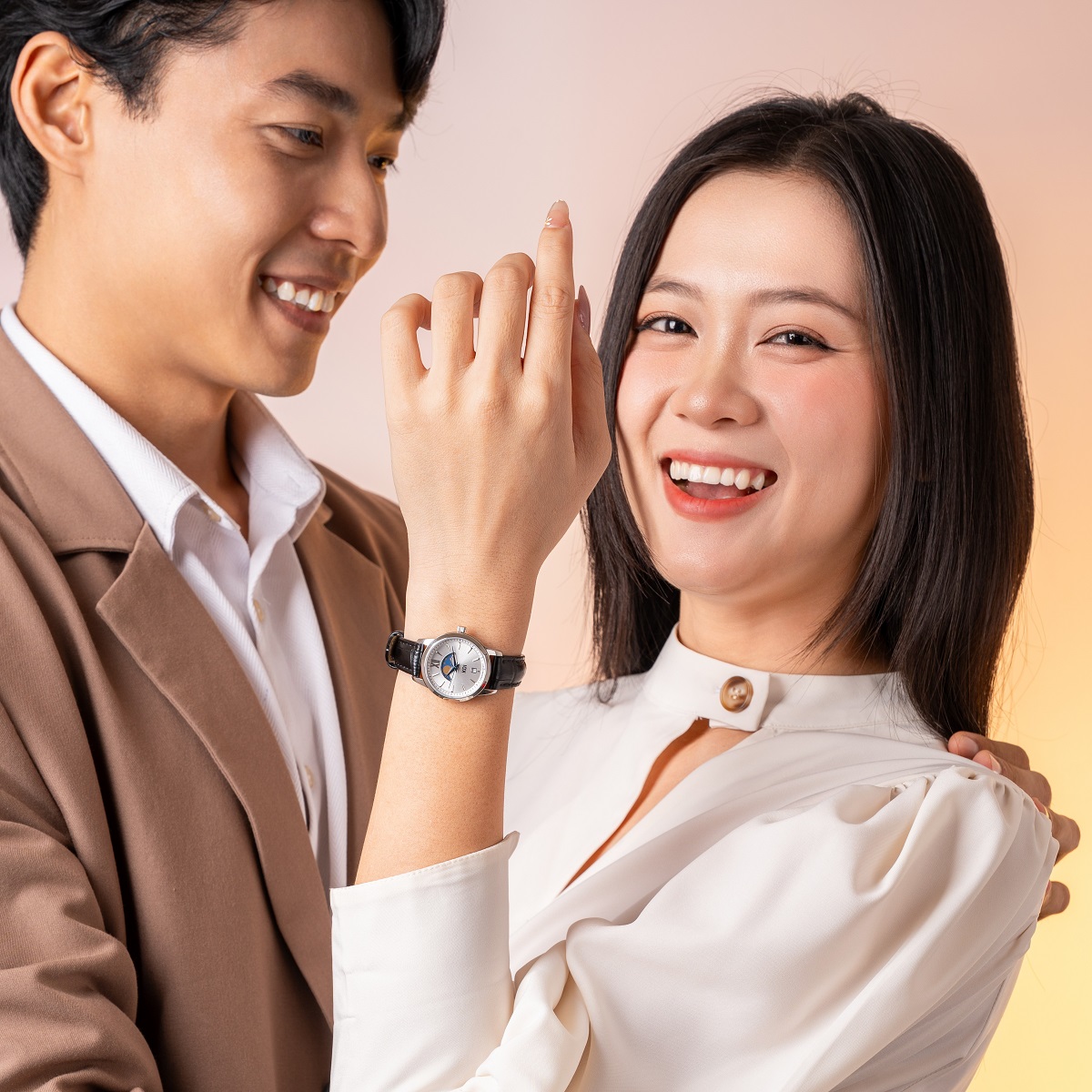 Đồng hồ nữ dây da đen nổi bật trên cổ tay phái đẹp