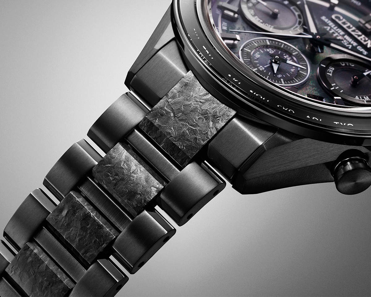 Citizen Attesa Super Titanium với công nghệ Duratect DLC (Diamond-Like Carbon) tạo nên lớp vỏ màu đen hoặc xám chì cực kỳ nam tính