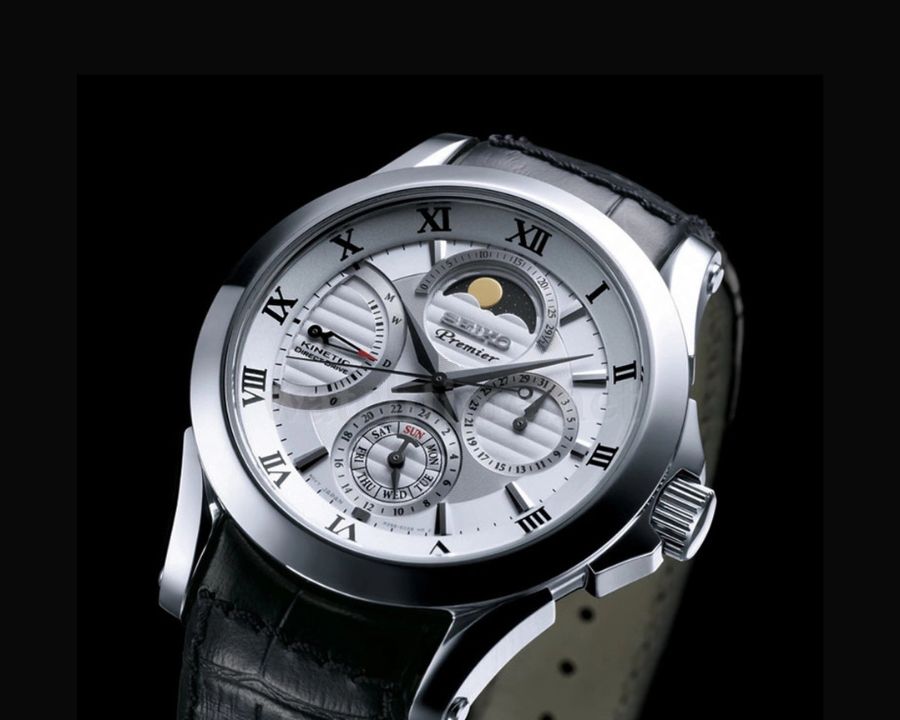 Seiko Premier với thiết kế có bức tranh Mặt Trăng ở góc 12 giờ và 3 mặt số phụ