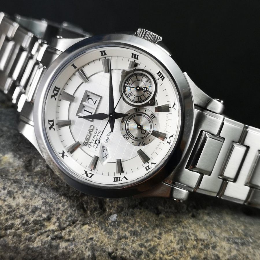 Seiko Perpetual Calendar SNP001 máy Kinetic với dây kim loại cùng cọc số La Mã cổ điển